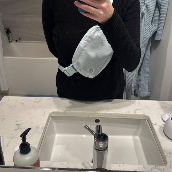 Lulu crossbody bag - Everywhere Belt Bag 1L - Picture 6 of 7